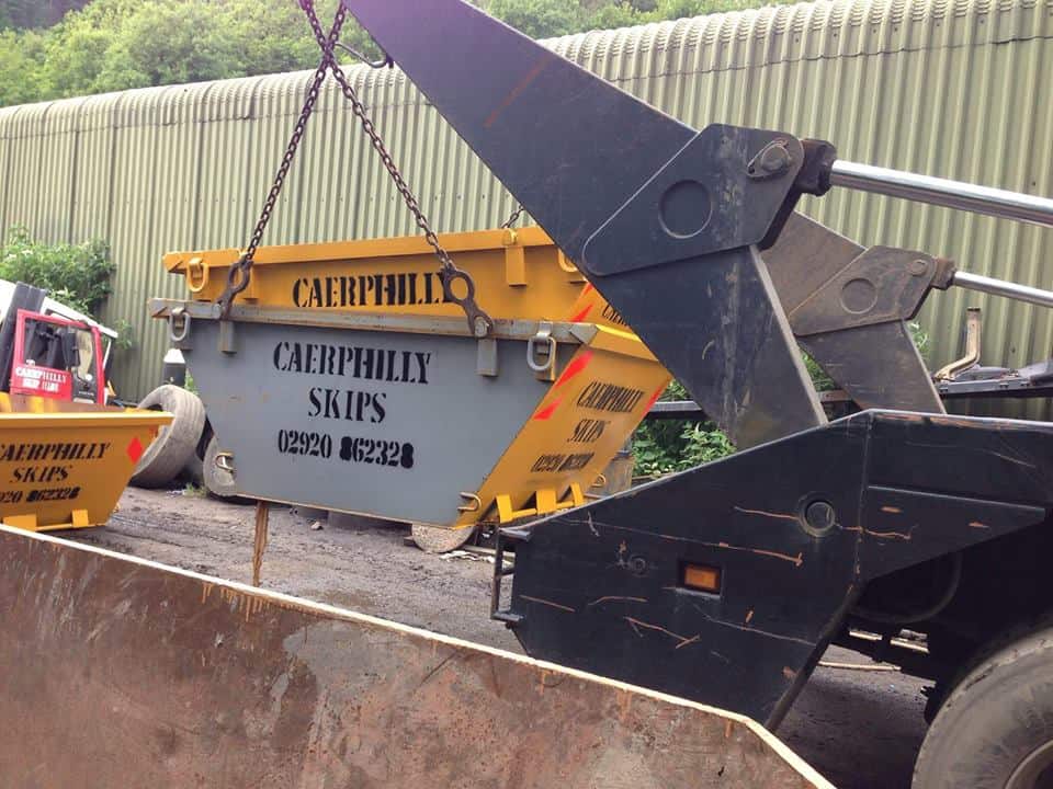 Skip truck lifting skips